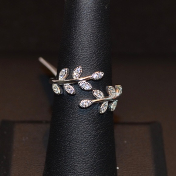 Don’t miss this deal! $18 Firm! Cz Leaf Sterling Silver Ring - Picture 8 of 12